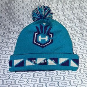 Mitchell & Ness NBA Hornets Team 2014 Pom Beanie Hat in Blue/Charlotte Hornets